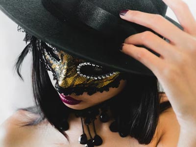 Pelucas, sombreros, máscaras y complementos